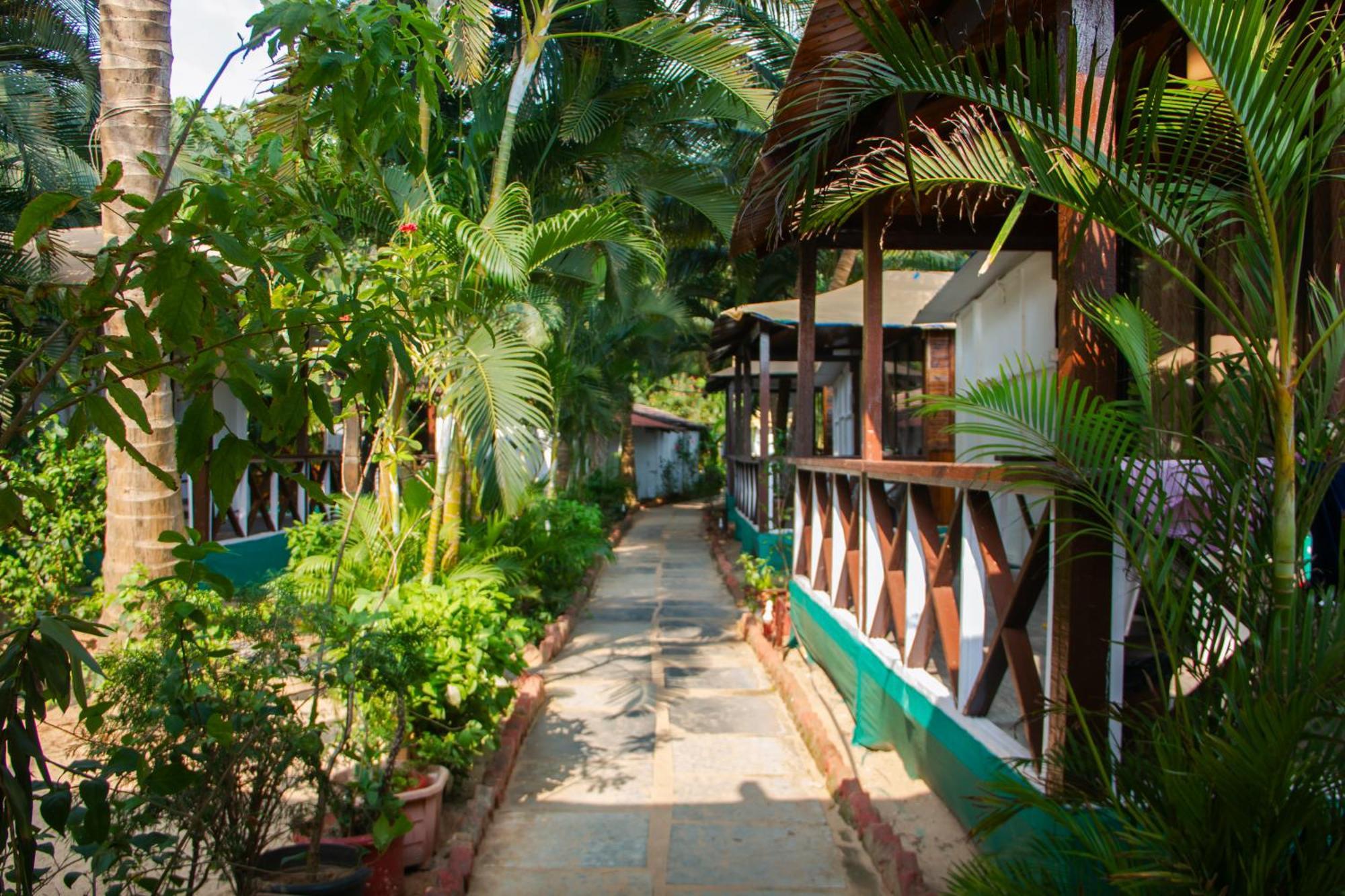 Hotel Cuba Patnem à Patnem Beach Extérieur photo
