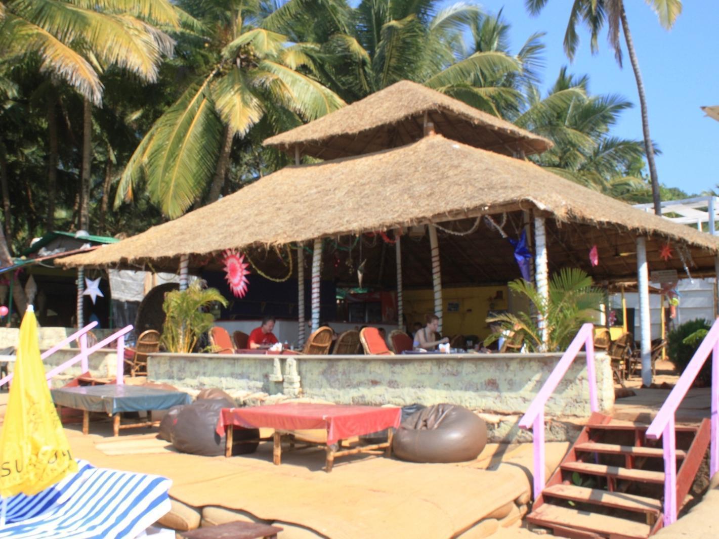 Hotel Cuba Patnem à Patnem Beach Extérieur photo